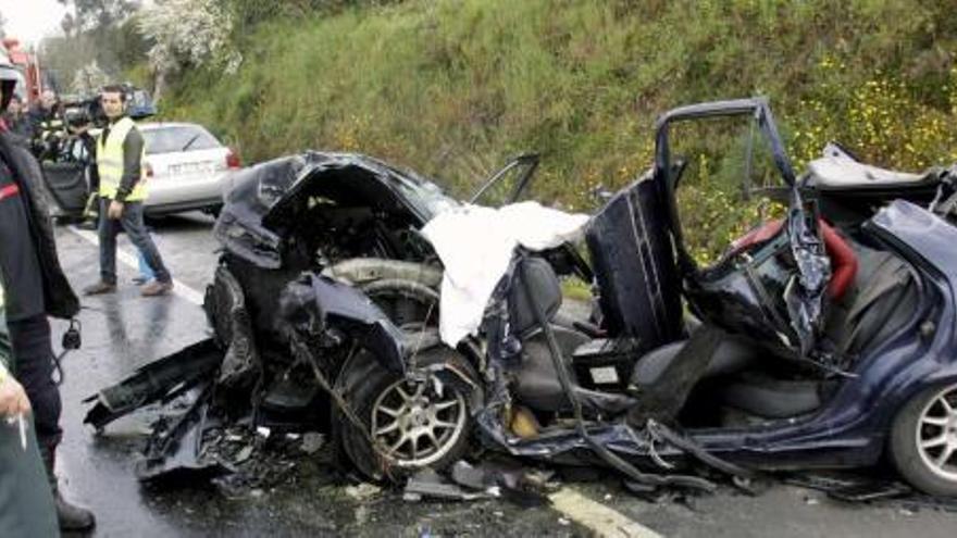 El vehículo en el que iban la mujer y sus hijos y, detrás, el otro turismo implicado en el choque ocurrido ayer en Redondela. / efe