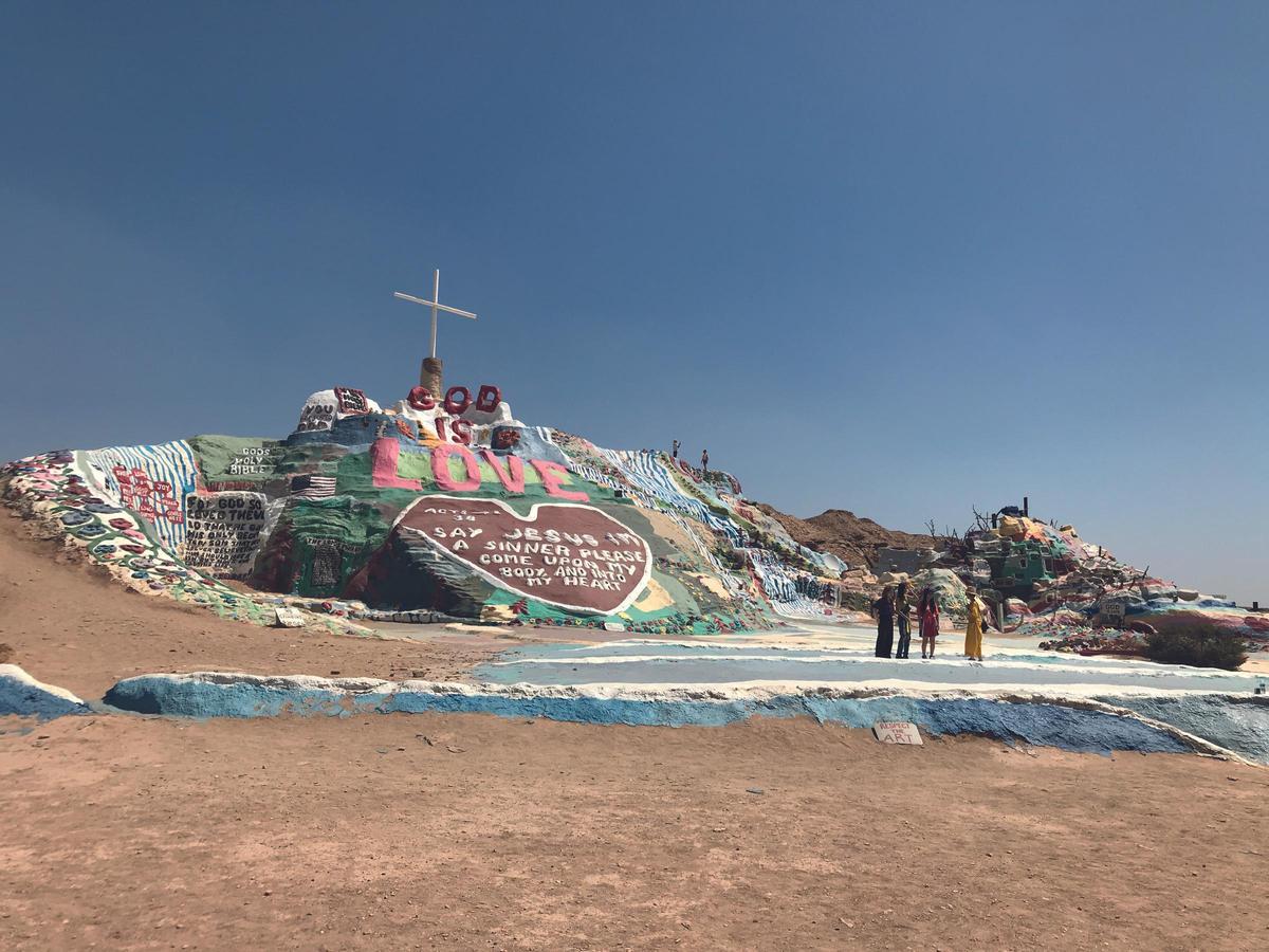 La Salvation Mountain de California fue construida por el visionario religioso y artista forastero Leonard Knight.