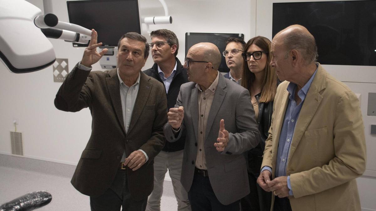 El conseller de Sanidad, Marciano Gómez, en su visita al hospital de Ontinyent de hace dos semanas junto a otros cargos institucionales