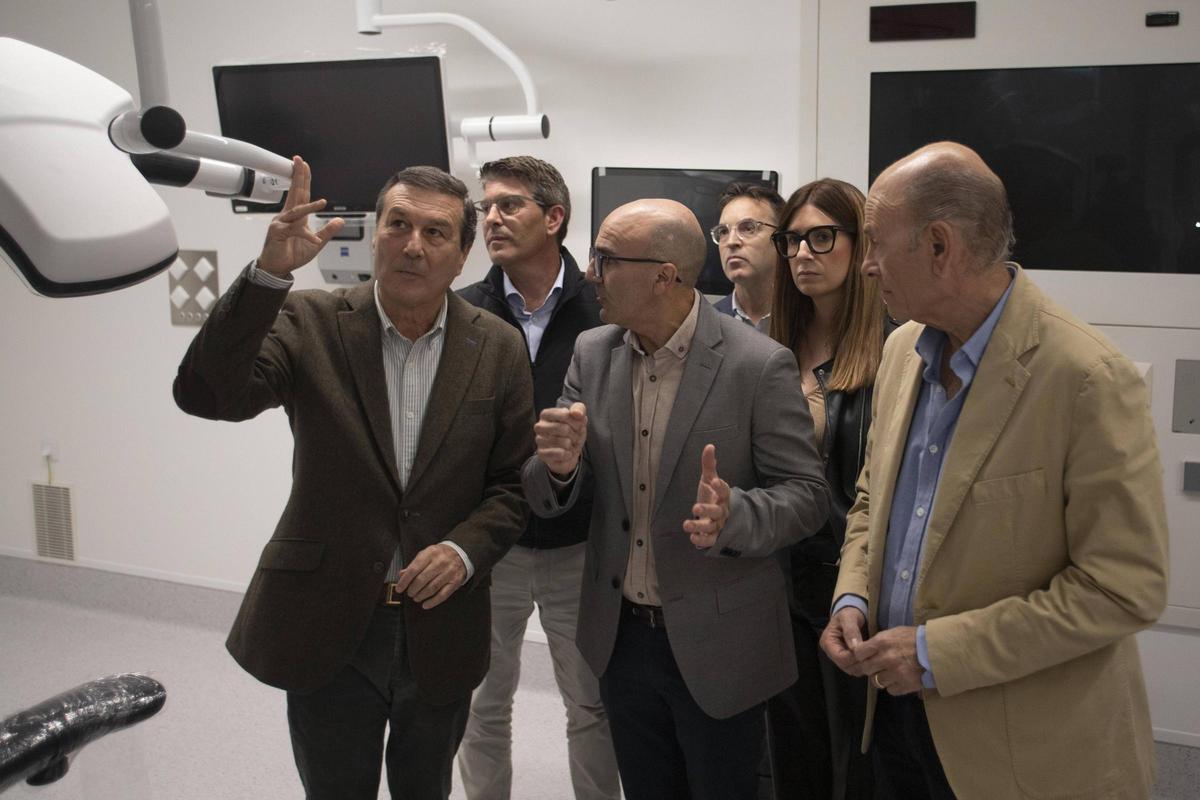 El conseller de Sanidad, Marciano Gómez, durante una visita al hospital de Ontinyent realizada en diciembre de 2025.