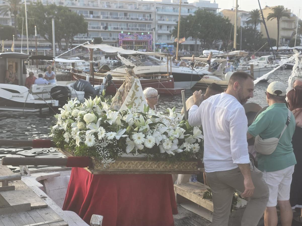 La figura de la Mare de Déu del Carme ha sido embarcada.