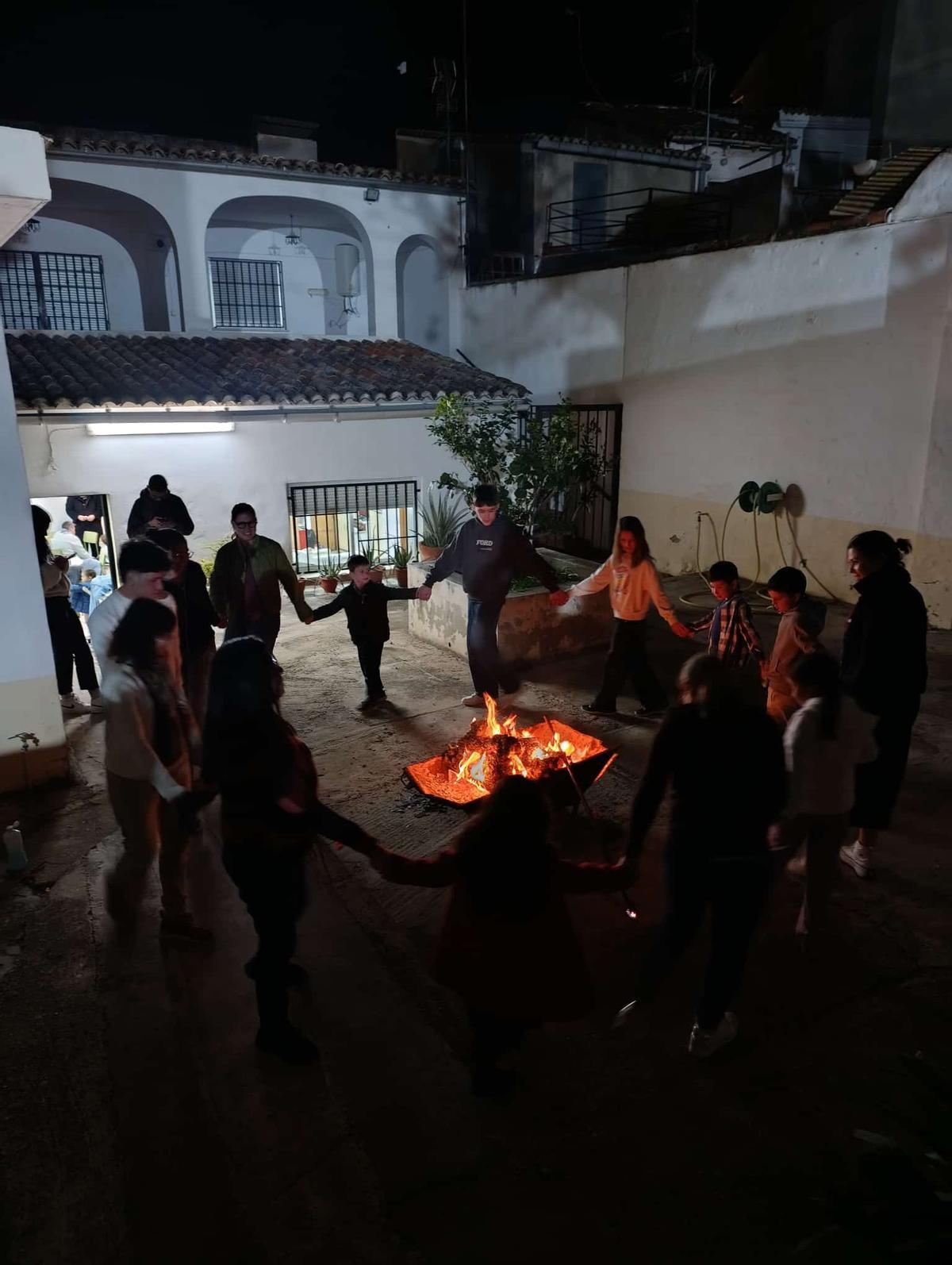 Cremà de la falla de Santos Juanes en el patio de los locales parroquiales.