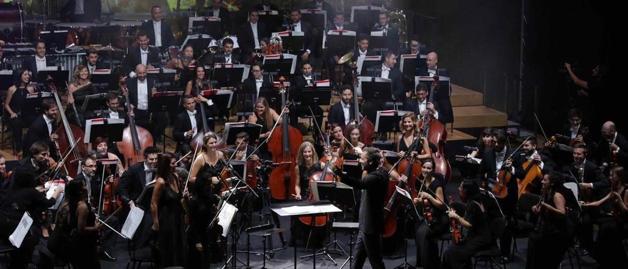 Josep Vicent dirige a la orquesta ADDA Simfònica.