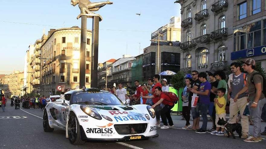 Aficionados contemplan uno de los coches participantes en una edición anterior. // R. Grobas