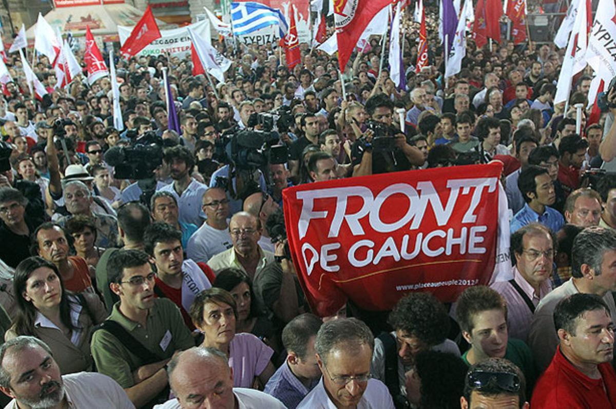 Seguidors del líder del partit de l’esquerra radical Syriza, Alexis Tsipras, esperen el seu discurs durant un acte preelectoral a Atenes.