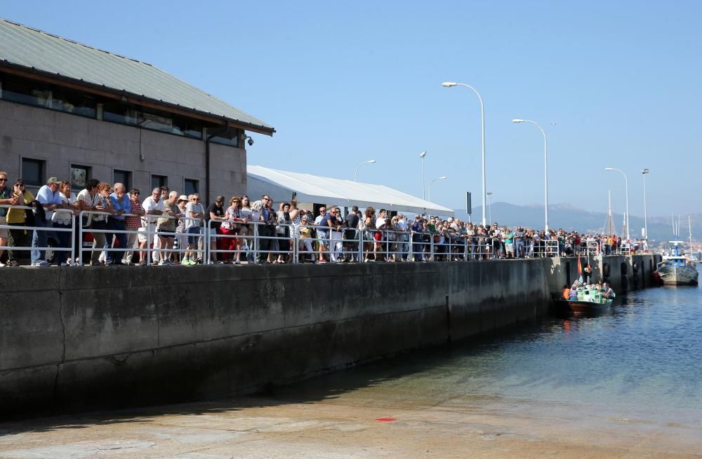 Baiona celebra las fiestas del Carmen a ritmo de espadas. // Marta G. Brea