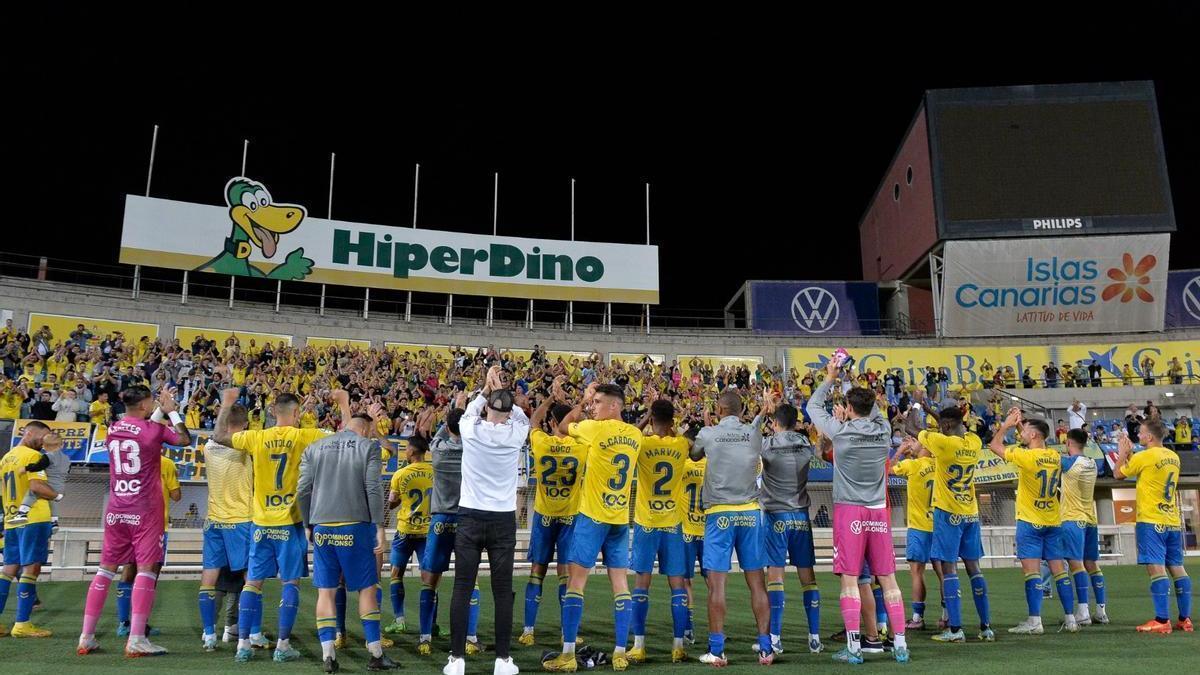 Los jugadores de la UD celebran con los aficionados la victoria ante el Cartagena
