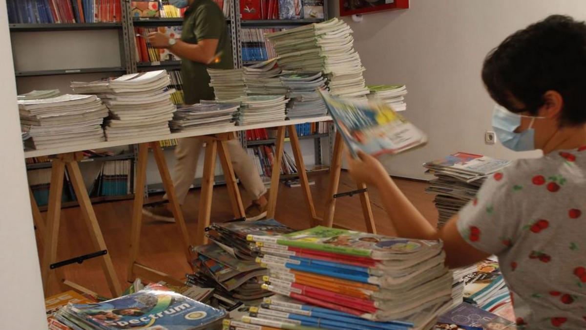 Una campaña anterior de recogida de libros de texto en Asturias. | Á. G.