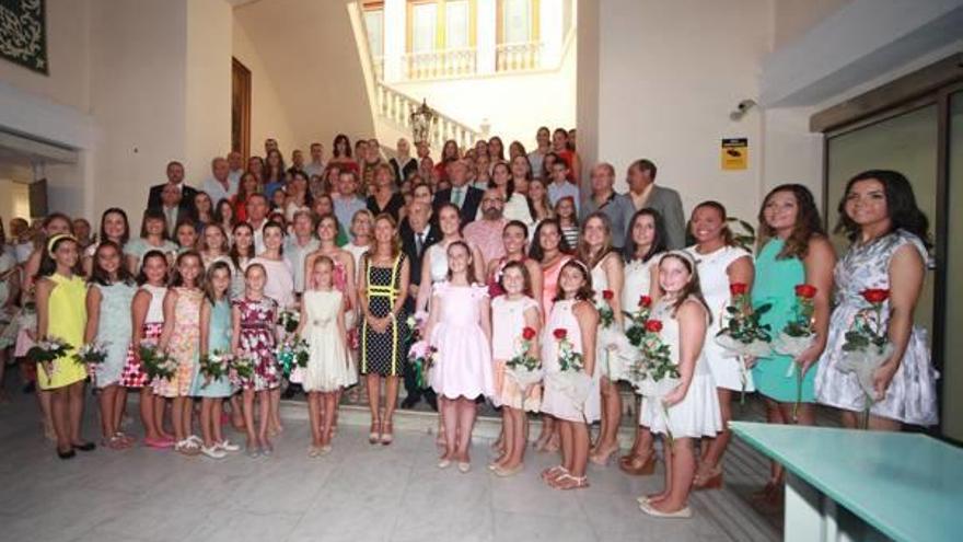 las nuevas reinas de las fiestas fueron recibidas en el Ayuntamiento de Castelló.Los representantes de los colectivos festeros y autoridades, con las reinas. Carolina Tárrega y Lola Marco, a su llegada al consistorio de la ciudad.El salón de plenos acogió la recepción oficial. Las nuevas reinas, con la alcaldesa. f A. navas