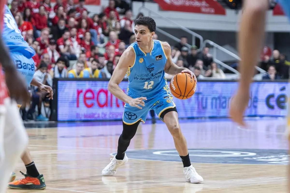Carlos Alocén conduce el balón en el último partido del Granca en Murcia.