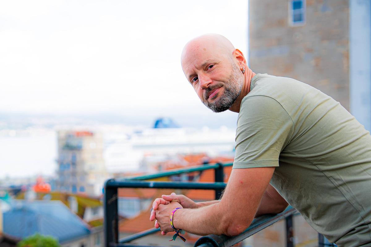 entrevista con Miguel Calvo, autor de 'As esquinas' e gañador do Premio Pinto e Maragota 2026 sobre diversidade sexual e de xénero