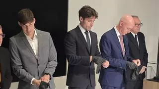 Concejales enguantados para recibir las borlas
