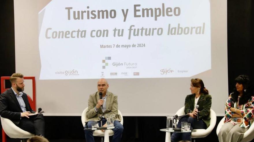 Por la izquierda, Daniel Martínez Junquera, Joaquín Miranda, Cristina López y María José Fernández, ayer, en el centro municipal de El Coto. | M. León