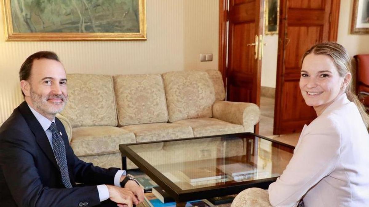 El todavía presidente del Parlament, Gabriel Le Senne, con la presidenta de Baleares, Marga Prohens.