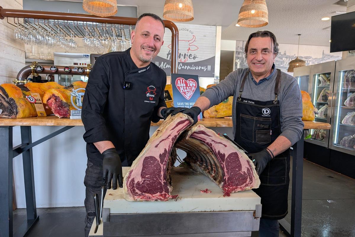Sergio Creo, propietario de O Asador do Hórreo, y José Portas, fundador de Discarlux, mostrando la pieza de carne de vaca.