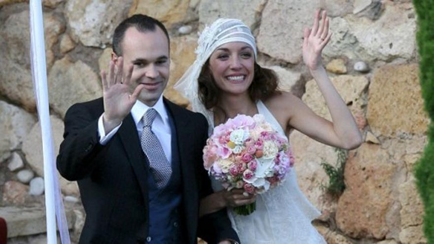 Iniesta y Anna brindan con la prensa