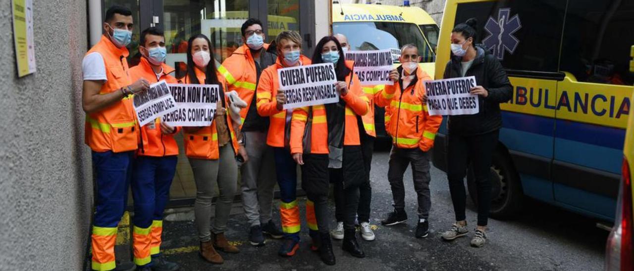 Trabajadores de las ambulancias, antes del encierro del pasado jueves en Montecelo.