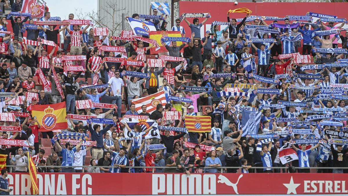 Aficiones de ambos equipos en las gradas de Montilivi durante el partido de liga entre el Girona CF y el RCD Espanyol.