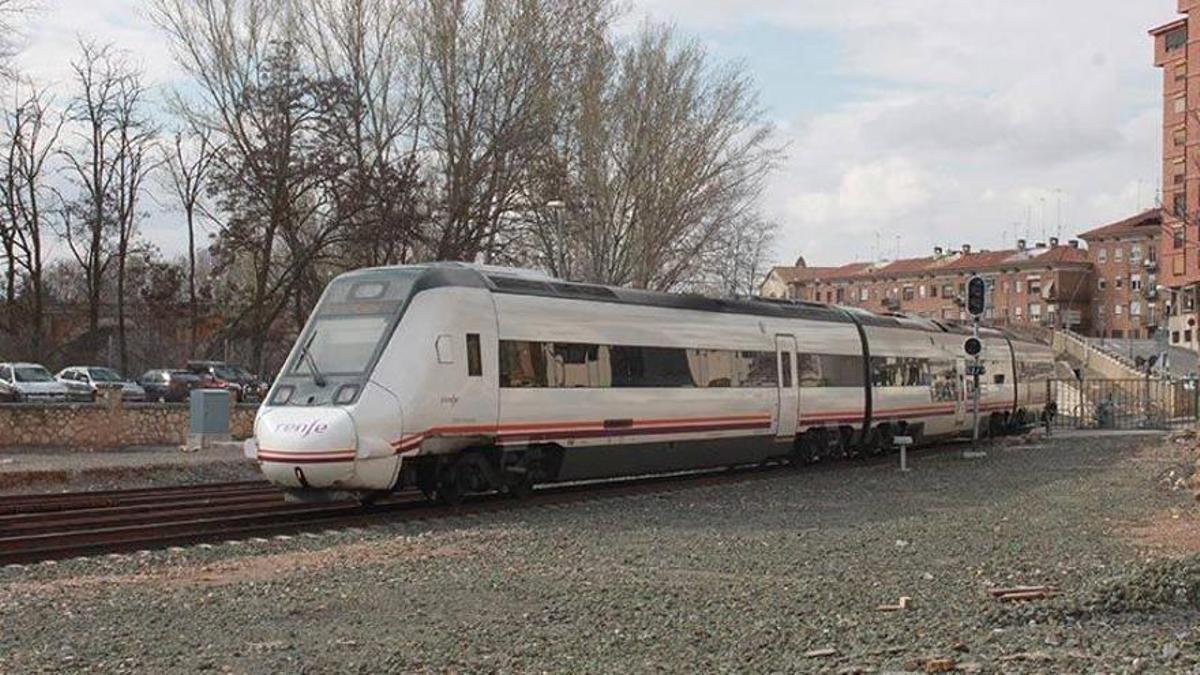 Imagen de archivo de un tren a su paso por Teruel capital