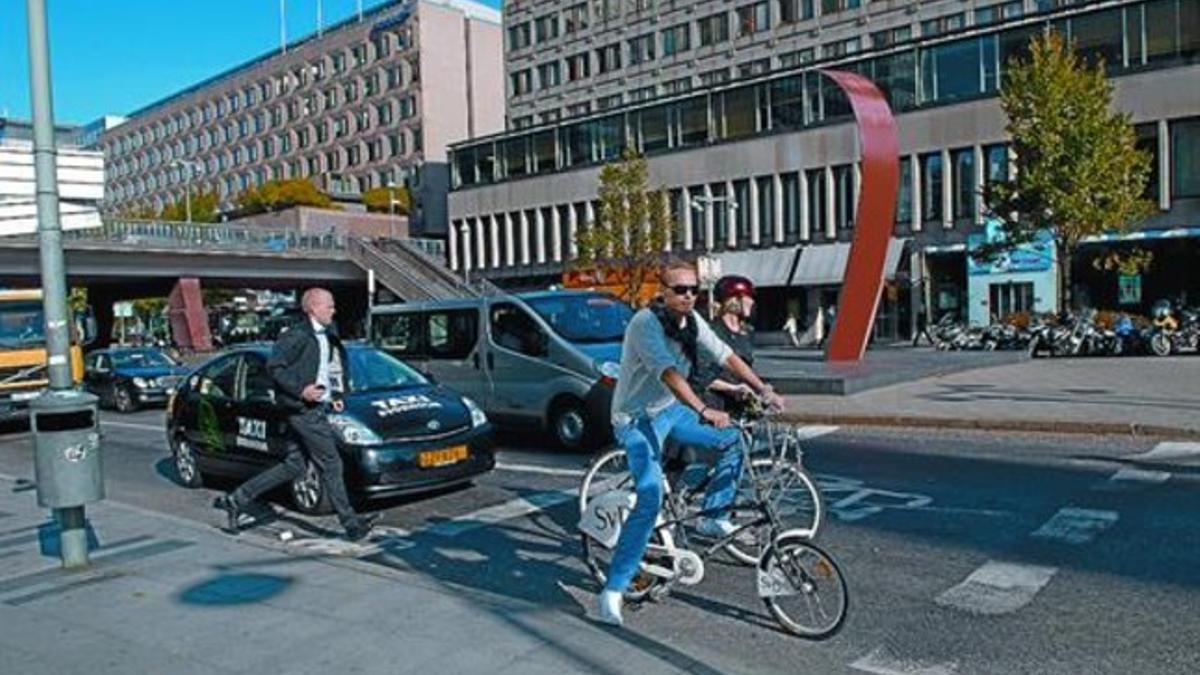 DE IGUAL A IGUAL 3 A la izquierda, una rambla de Estocolmo en la que la pintura, cada 50 metros, marca la barrera entre bici y peatón. A la derecha, una zona avanzada para bicicletas.