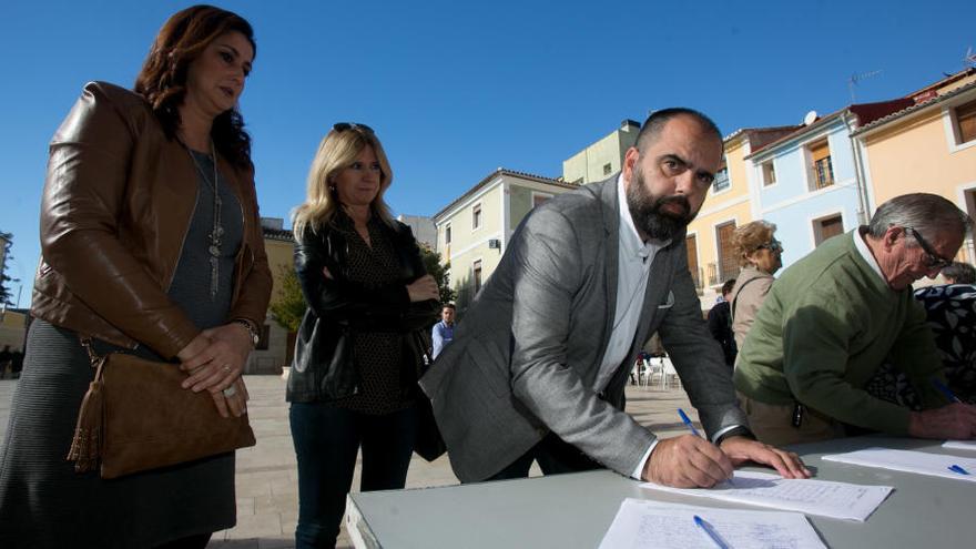 El edil socialista Giménez durante la firma en contra de la marcha de las monjas