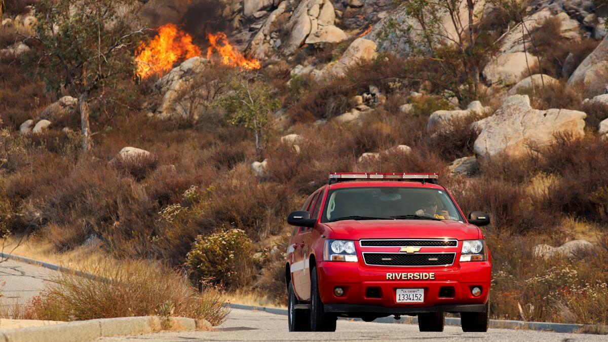 Lucha sin tregua contra el fuego en Hemet (California)