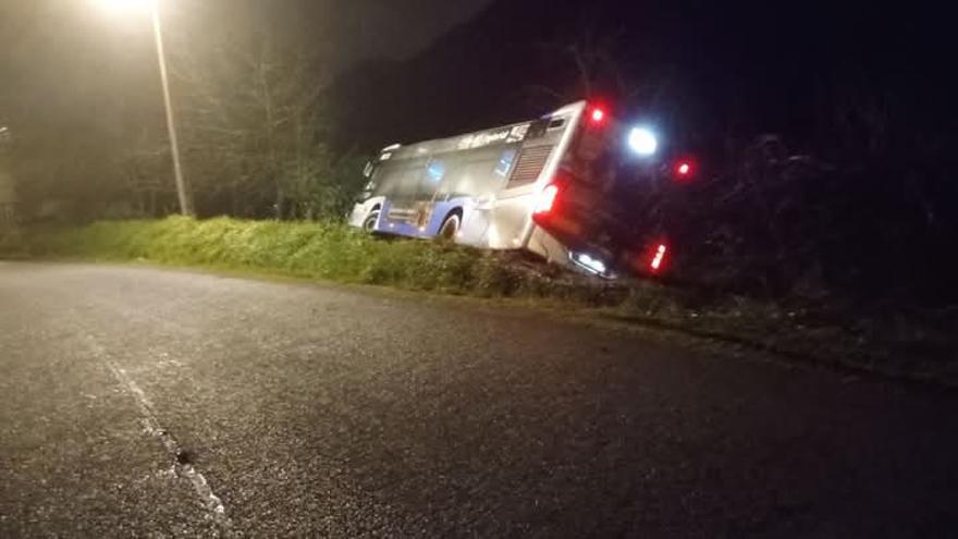 Un autobús urbano de Oviedo sufre un aparatoso accidente en Trubia