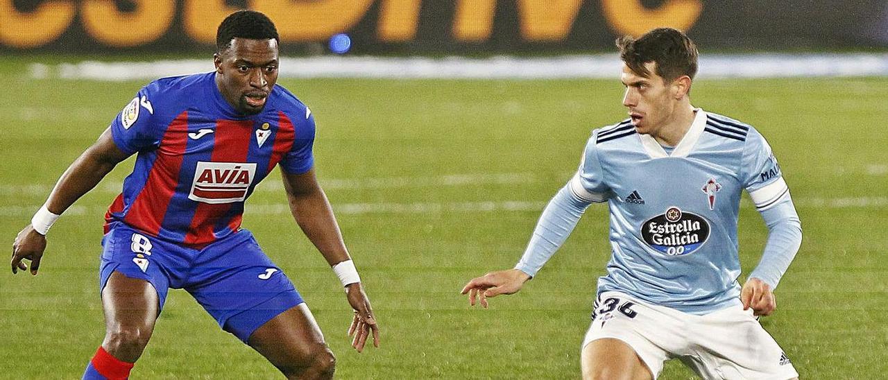 Alfon conduce el balón junto a Diop durante un partido del Celta contra el Eibar. // RICARDO GROBAS