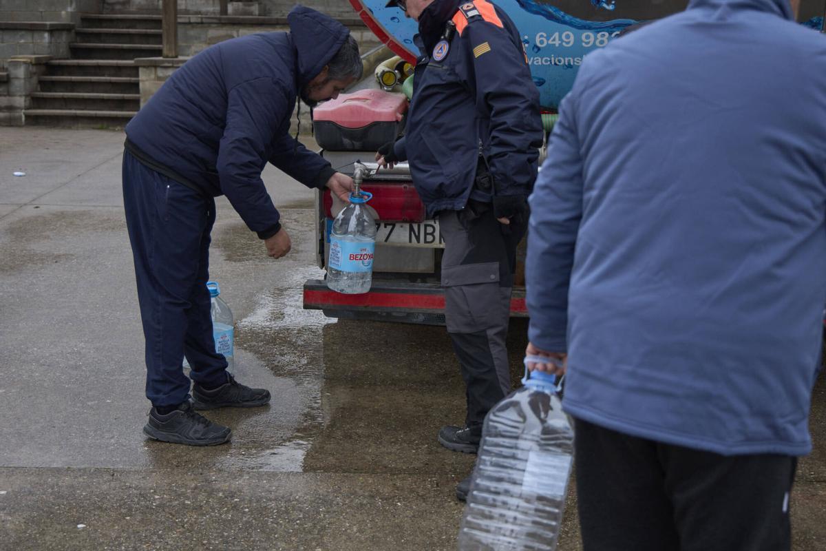 20260122 Veins de Sils agafen aigua potable d´un camió cisterna a causa que per culpa del temporal Harry, no tenen aigua potable a les llars.