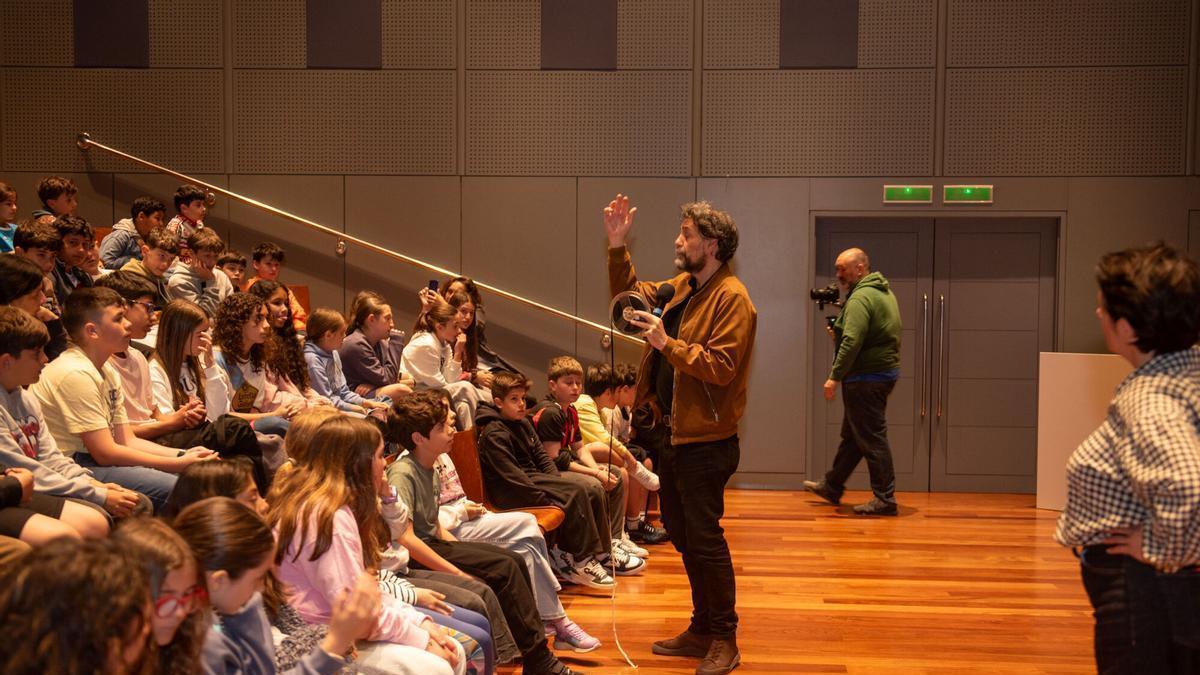 El director del festival, Ángel Rueda, con los alumnos durante la sesión.