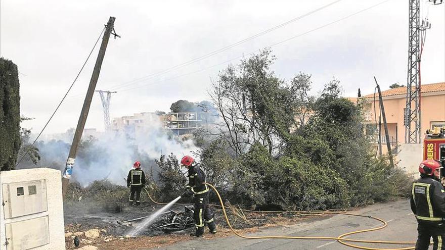 Un contenedor se incendia en una calle de Peñíscola