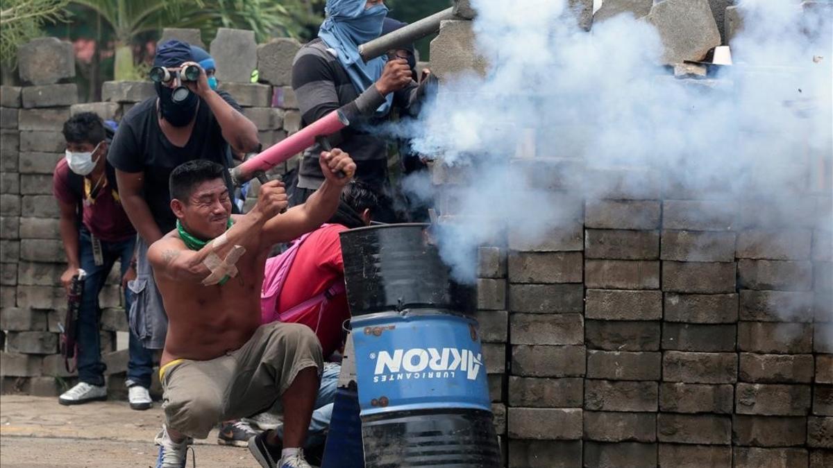 Manifestantes utilizan armas caseras para lanzar proyectiles contra la policía nicaragüense.