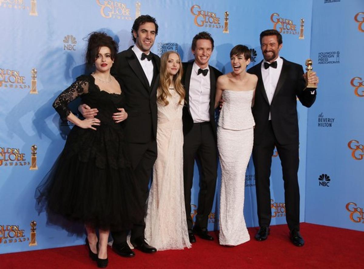 Els protagonistes de ’Los miserables’ celebren els tres globus d’or. D’esquerra a dreta, Helena Bonham Carter, Sasha Baron Cohen, Amanda Seyfried, Eddie Redmayne, Anne Hathaway i Hugh Jackman.