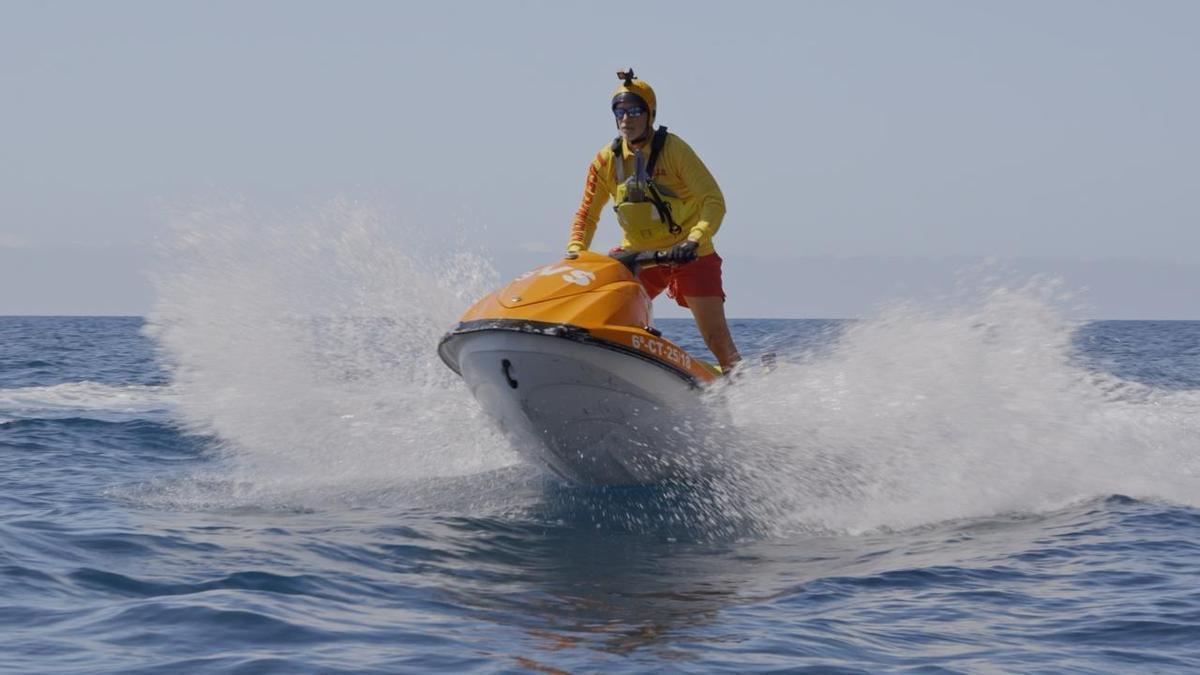 Rescatan y llevan sanos y salvos al Moraig a tres bañistas que hacían paddle surf y a los que la corriente arrastraba