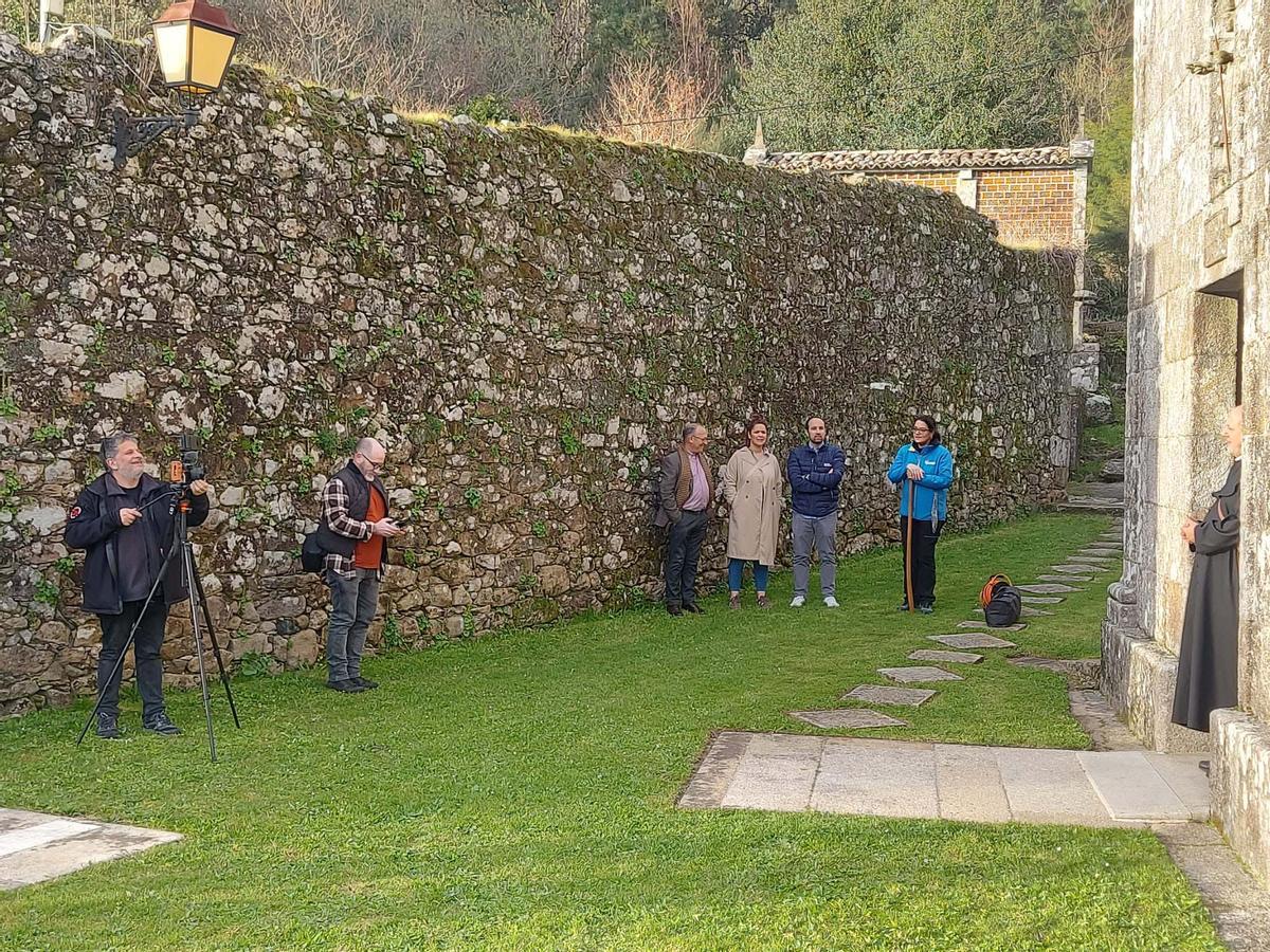 Esteban Ares, ao fondo, no centro, asiste a un mometo da rodaxe do vídeo.