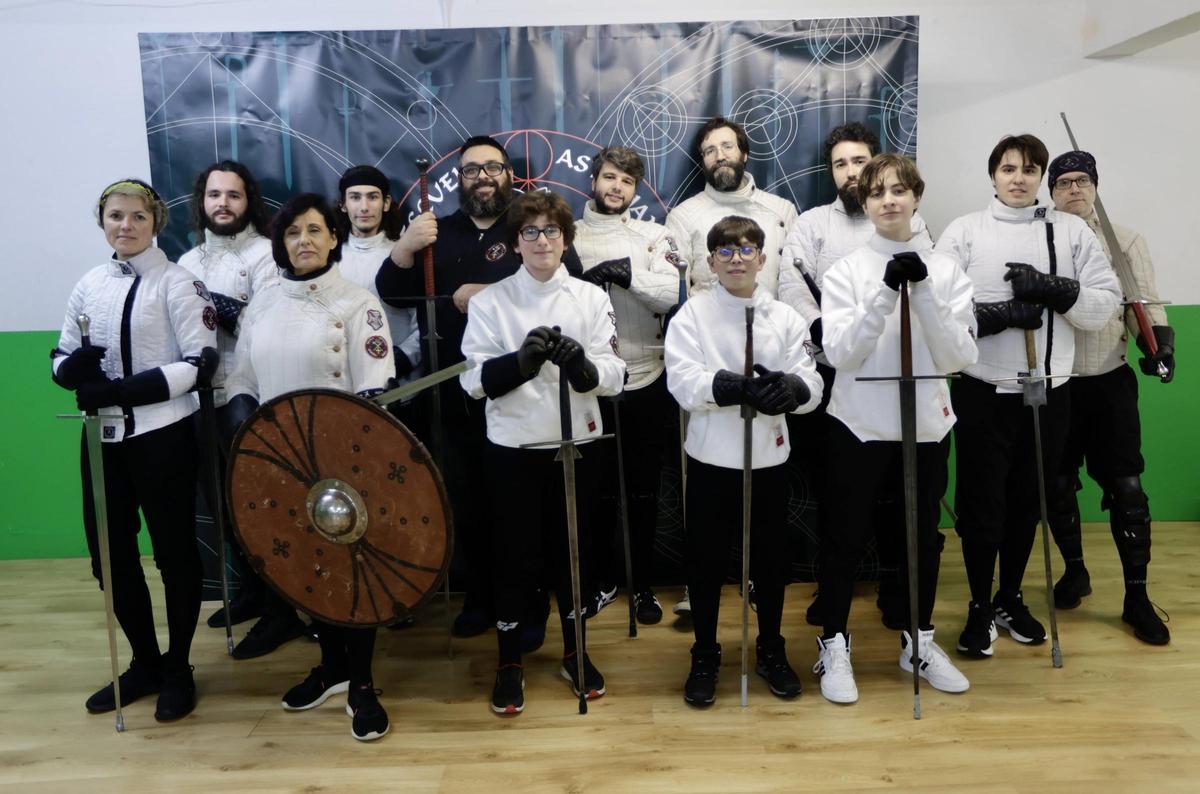 El instructor Pelayo Mejido con algunos de sus alumnos: Guillermo Alonso, Diego Arias, David Baizán, Fernando Bores, Nel Bosch, Elías del Campo, Esther Díaz, Camilo González, Ulises Lafuente, Pelayo Nuño, Ekaterina Tkatcheva y José Manuel Villafranca