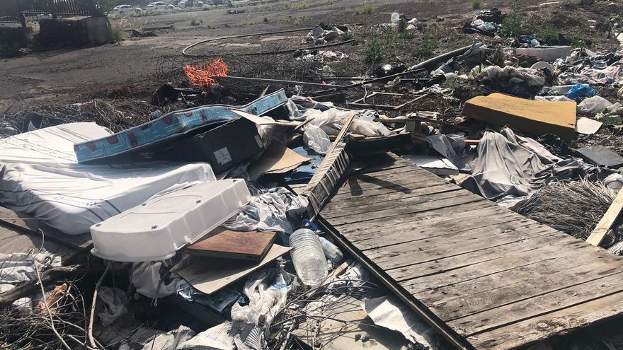 Colchones con sábanas sanitarias, metales oxidados y mucha basura: claros signos de abandono en un solar cercano al Hospital Universitario de Canarias