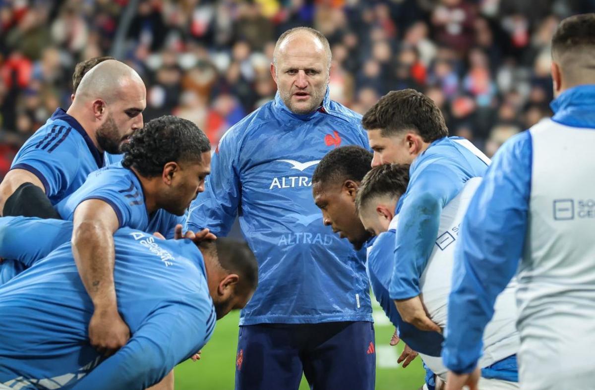 William Servat, el entrenador de delanteros de Francia, con los jugadores del XV del gallo