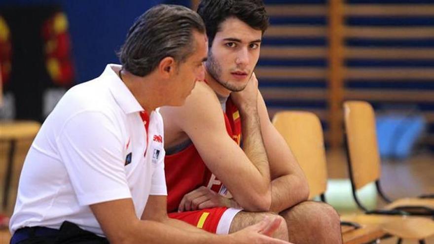 Alex Abrines charla con el seleccionador nacional Sergio Scariolo.