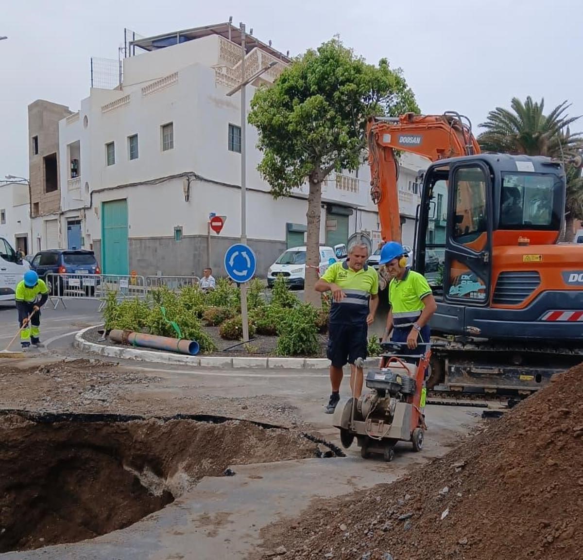 Trabajos de reparación de la tubería de aguas residuales, este jueves, en la calle Campoamar, en Argana Alta, en Arrecife