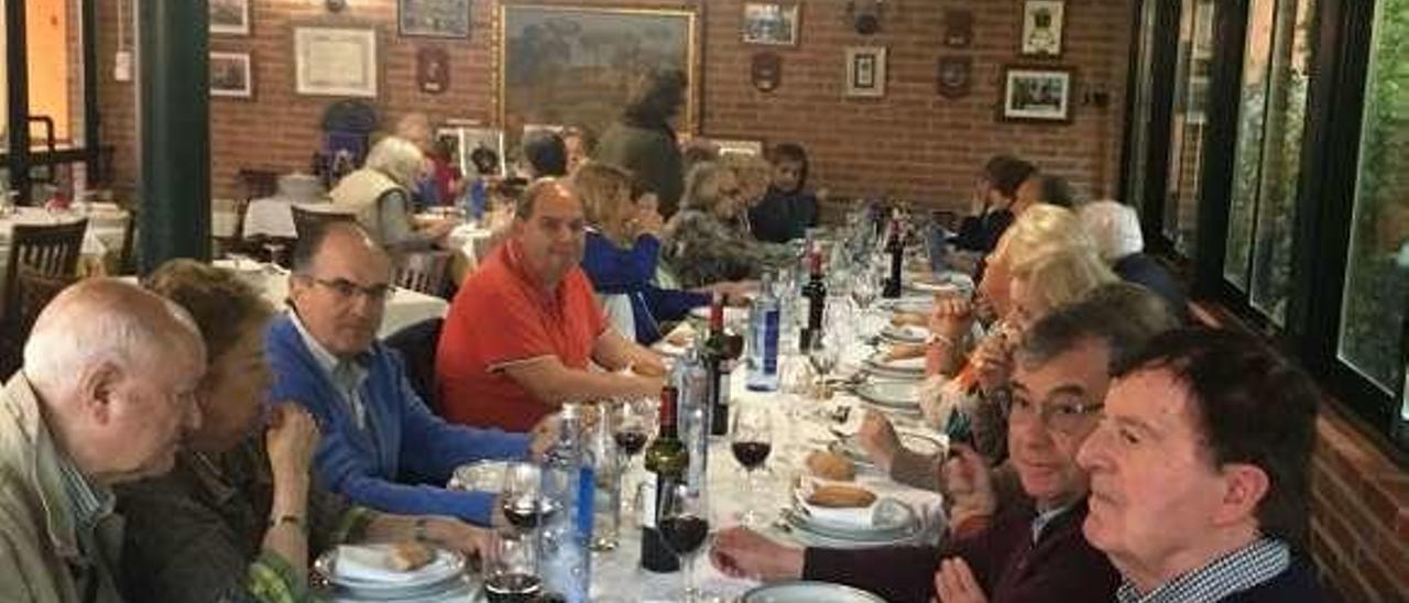 Miembros de &quot;Gastronomía de la Amistad&quot;, comiendo en Benia.