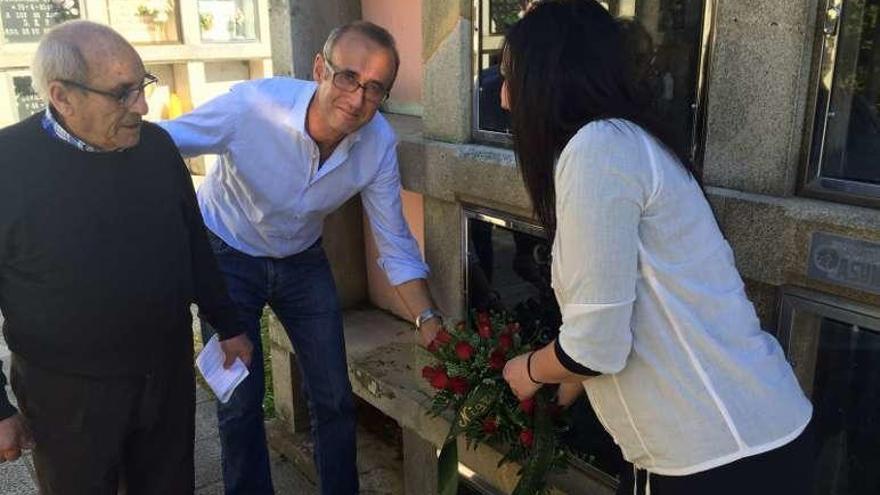 El alcalde y la edil Raquel Giráldez colocan un ramo ante la tumba del escritor para conmemorar el décimo quinto aniversario de su muerte.