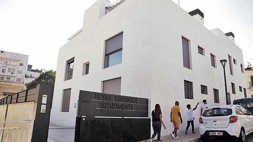 Poble Espanyol Apartments está entre las calles Son Cotoneret y Bisbe Teodor Úbeda. En la entrada hay una placa con las letras HA (apartotel), pese a no tener licencia.