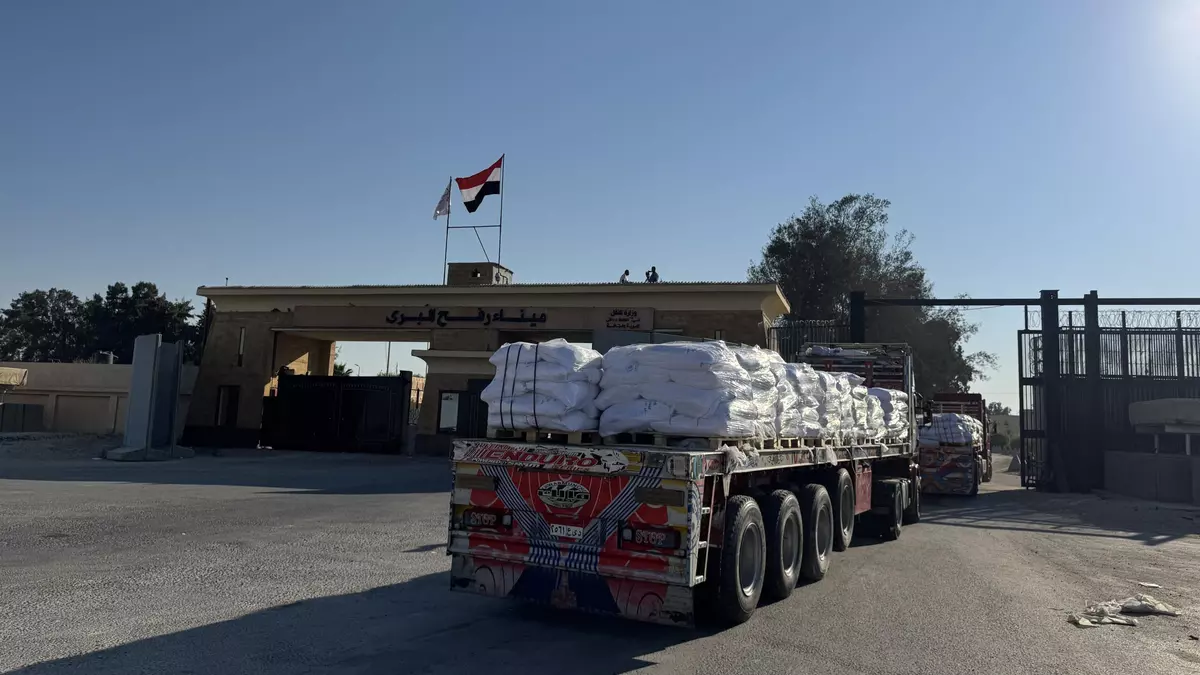 Decenas de camiones con ayuda humanitaria cruzan desde Egipto hacia la Franja de Gaza