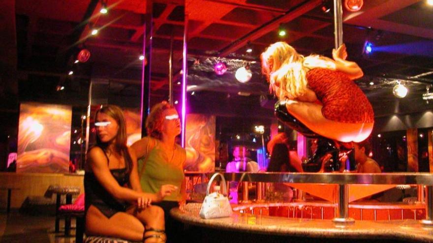 Aufgrund der gesetzlichen Grauzone haben oft nicht einmal die Frauen, die in den Clubs ihre Liebesdienste anbieten, einen Arbeitsvertrag.