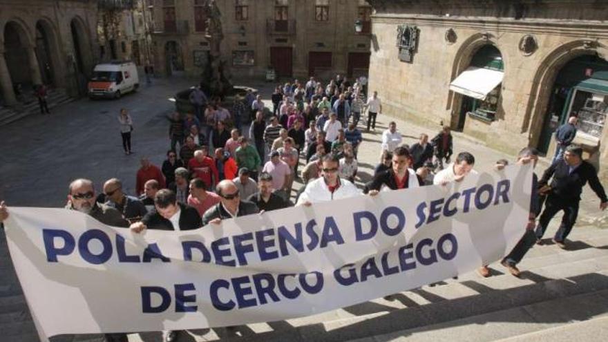 Un momento de una de las manifestaciones del cerco esta semana en Santiago. / xoán álvarez