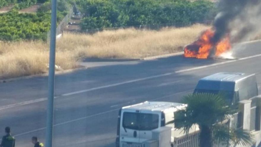 Un vehículo nuevo acaba en una bola de fuego en la Vall d&#039;Uixó