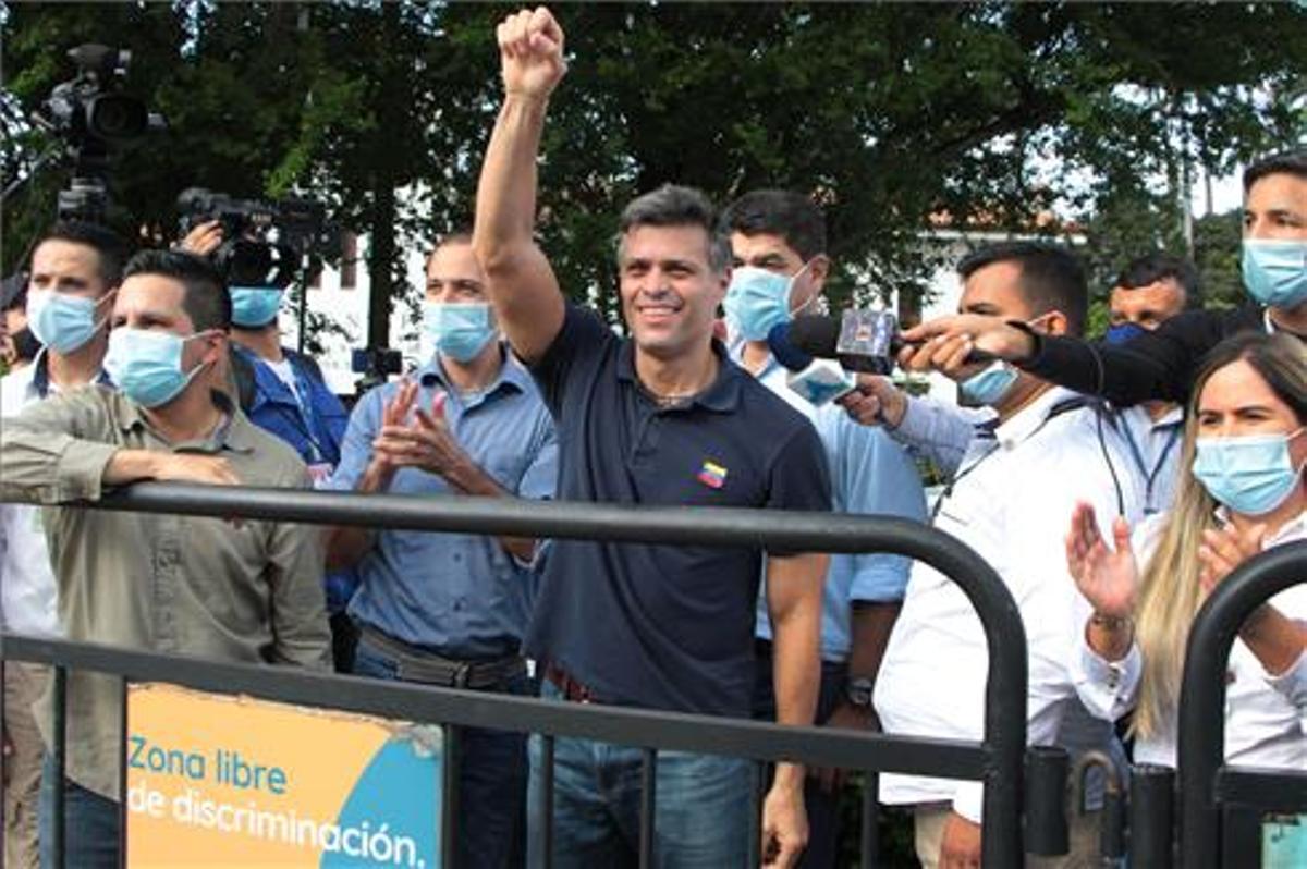 Leopoldo López saluda a un grupo de venezolanos desde un paso fronterizo con Colombia