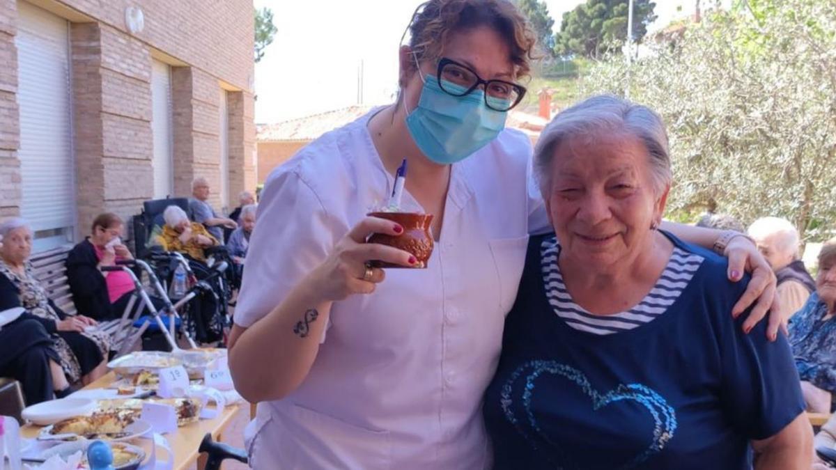 Ruth y Felisa en una de las actividades del centro. | SERVICIO ESPECIAL