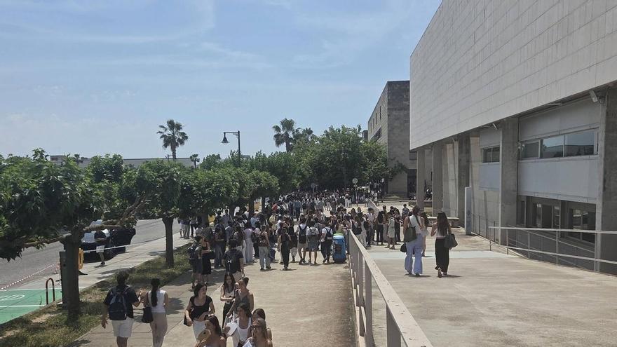 Arranca una Selectividad en la UIB marcada por los detectores de móviles y los nervios de casi 5.000 alumnos
